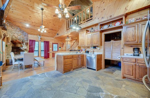 Fort Towson House | Fort Towson Cabin Less Than 1 Block to Raymond Gary Lake
