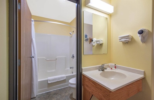 Bottineau Hotel | Four Seasons Inn