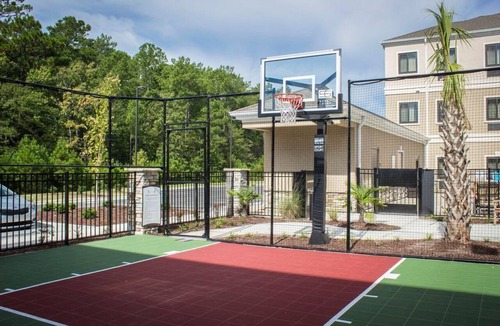 Jacksonville Condo | Free Breakfast. Outdoor Pool. Shared BBQ. Close to Camp Johnson & Camp Gelger.