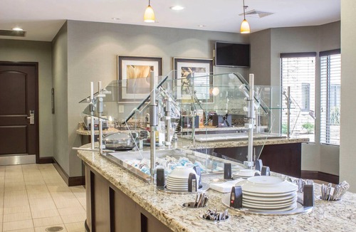 Jacksonville Condo | Free Breakfast. Outdoor Pool. Shared BBQ. Near Marine Corps Air Station New River.