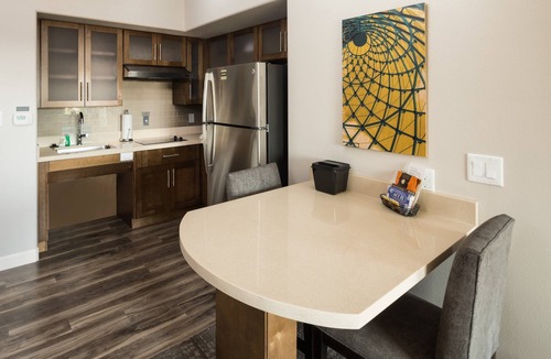 Lake Jackson Condo | Free Breakfast. Outdoor Pool. Gym. King Suite w/Kitchen!