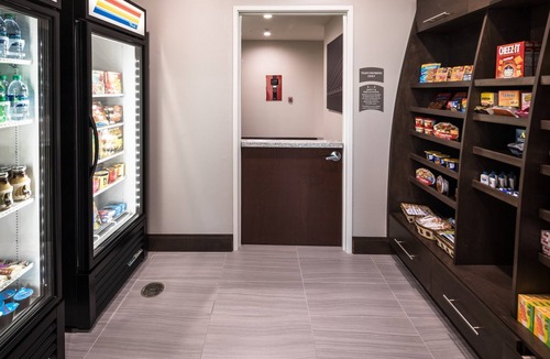 Lake Jackson Condo | Free Breakfast. Outdoor Pool. Gym. King Suite w/Kitchen!