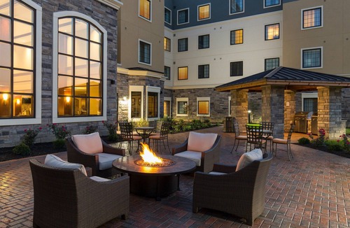 Polaris Apartment | Free Breakfast & Pool Access. King Studio Near Ohio State University!
