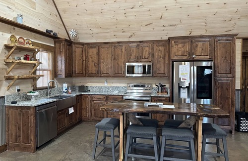 Rising Fawn Cabin | Free Ruby Falls Ticket & More -Hot Tub-Firepit-Putt Putt Golf-Fireplace-2 mi to Cloudland Canyon