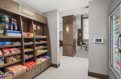 Florence Apartment | Free Wi-Fi, Free Breakfast + Outdoor Pool. King Studio Near Florence Center.