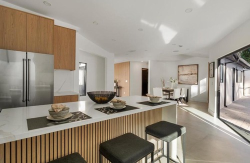 Los Angeles House | Freshly Built Near Universal Studios and Hollywood - Private Garage and Driveway Parking with Pool