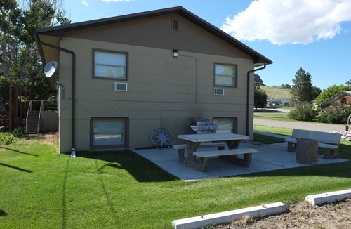 Cascade Apartment | Freshly Remodeled 2 Bedroom, Full Kitchen, living Room Suite, in Cascade unit #1