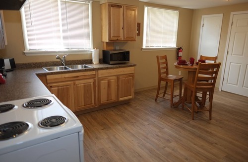 Cascade Apartment | Freshly Remodeled 2 Bedroom, Full Kitchen, living Room Suite, in Cascade unit #4