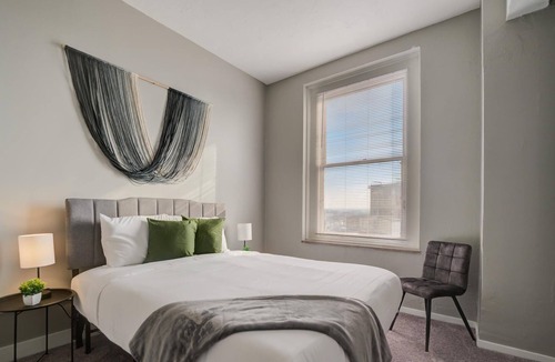 Gateway District Apartment | Frontdesk | 2 BR Apt by Playhouse Square