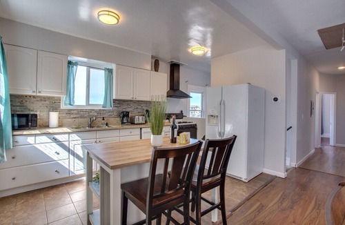Park West House | *FULL REMODEL* 4 BD Entire House Located Close to Downtown!