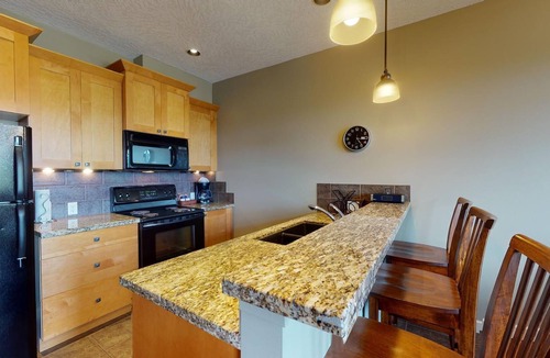 Sooke House | Fully-equipped 2 Bedroom Townhome, Sleeps 8