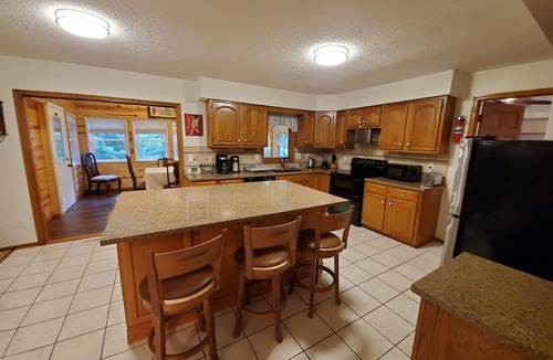 Urbandale House | Fully furnished 5 bedroom home in a nice neighborhood