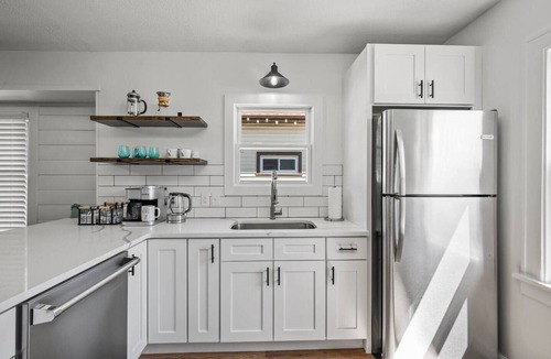 Parma House | Fully Remodeled Cozy 4 BR in the heart of Parma, King Bed, Close to Airport