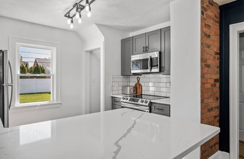 Parma House | Fully Remodeled Cozy 4 BR in the heart of Parma, King Bed, Close to Airport