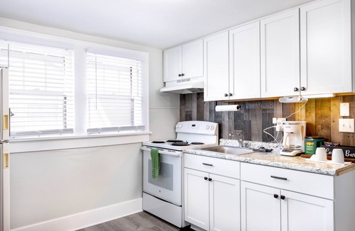 Cuyahoga Falls Apartment | Fully stocked Suite Dwntown Cuy falls! near cvnp and blossom. Sleeps 4