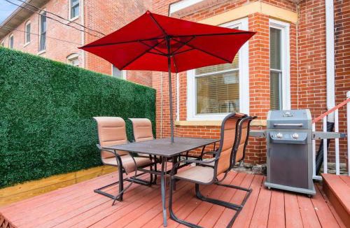 Weinland Park House | Fun upscale oasis w hot tub near OSU & Short North