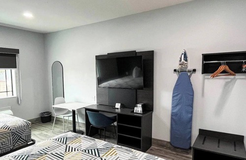 Southeast Houston Hotel | Functional Unit Ideal for Families & Groups Traveling | Pet-Friendly