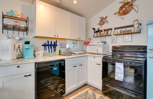 Port Isabel Cottage | Furnished Deck: Waterfront Port Isabel Cottage!