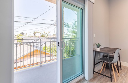 Wilshire House | Furnished Ktown 5 Bedroom Townhouse With Free Parking