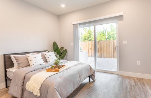 Wilshire House | Furnished Ktown 5 Bedroom Townhouse With Free Parking