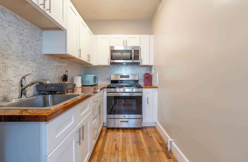 East Hollywood Apartment | Furnished Studio in Silver Lake with Parking