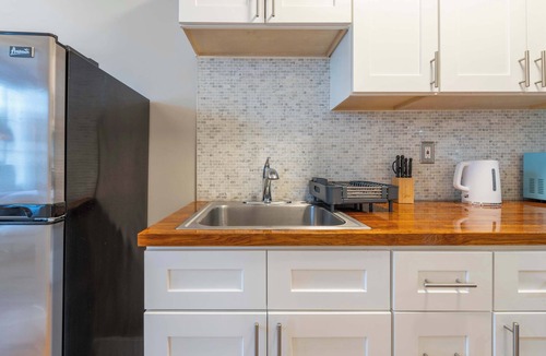 East Hollywood Apartment | Furnished Studio in Silver Lake with Parking