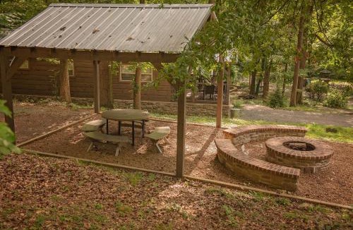 Lookout Valley Neighborhood Association House | Gabriele Cabin Rustic Retreat Near Downtown