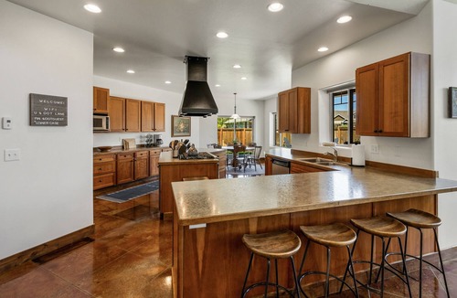 Belgrade House | Gallatin Getaway - Cheerful Home with Hot Tub