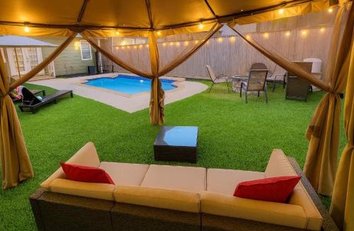 Woodlake - Briar Meadow House | Galleria Getaway Private Pool Sleeps Up to 10