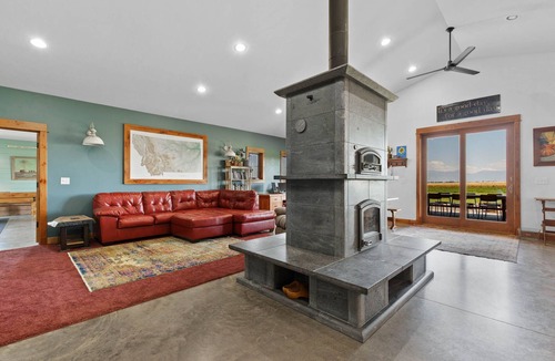 Amsterdam House | Gameroom, B-ball, Pizza Oven, & Campfire.