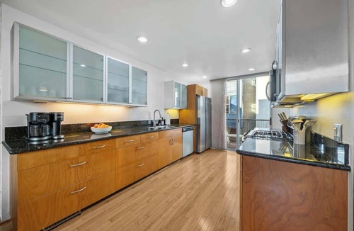 East Village House | Gaslamp Row House - Sleeps 8, Private Garage, AC