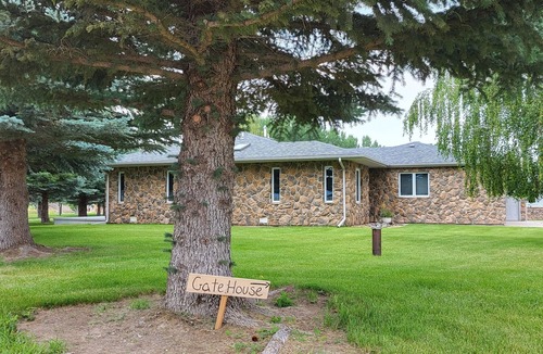 Cascade House | Gate House cozy cottage on the Missouri River, beautiful spot to fish and relax!