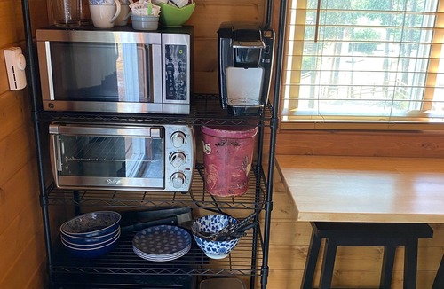 Somers Cabin | Gated Luxury Queen Bed Cottage Sleeps 2 Air Conditioning Kitchenette EV Charger