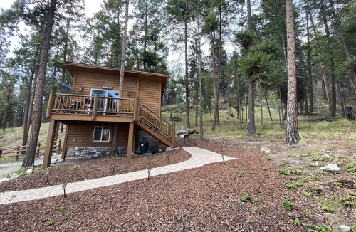 Somers Cabin | Gated Luxury Queen Bed Cottage Sleeps 2 Air Conditioning Kitchenette EV Charger