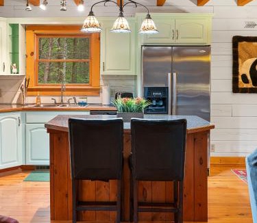 Vein Mountain House | Gated neighborhood - Hot Tub & Fire Pit