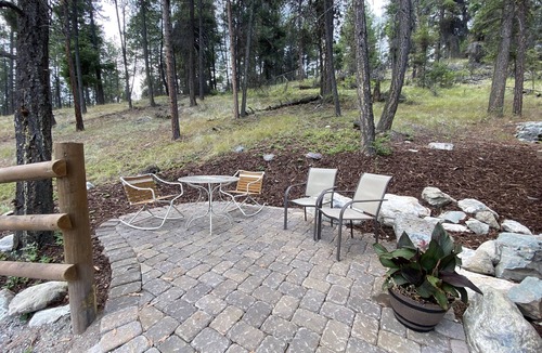 Somers Cottage | Gated Queen Bed Cottage, TV, Wifi, Kitchenette Views of Flathead Lake EV Charger