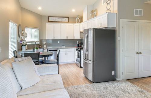 Greenacres House | Gateway to 99 Corridor! Bright Bakersfield Base