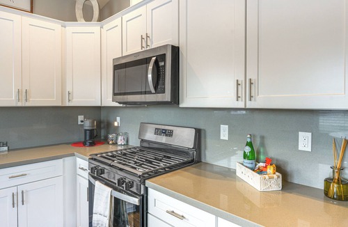 Greenacres House | Gateway to 99 Corridor! Bright Bakersfield Base