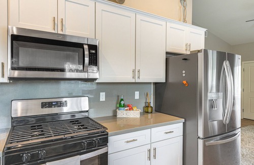 Greenacres House | Gateway to 99 Corridor! Bright Bakersfield Base