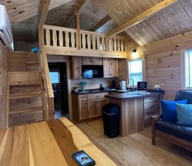 Holly Ridge House | Get-away Cabin in Surf City w Loft and Parking