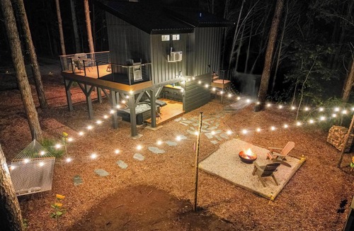 Huntersville Cabin | Gigi's Treehouse-Hot Tub/Firepit/Huntersville