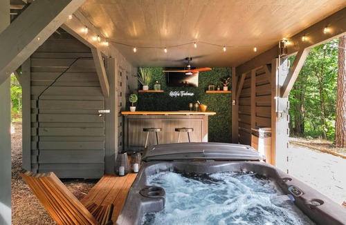 Huntersville Cabin | Gigi's Treehouse-Hot Tub/Firepit/Huntersville