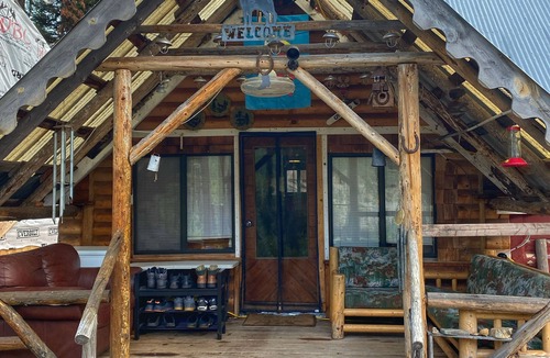 Essex Cabin | Glacier Cliffside Chalet