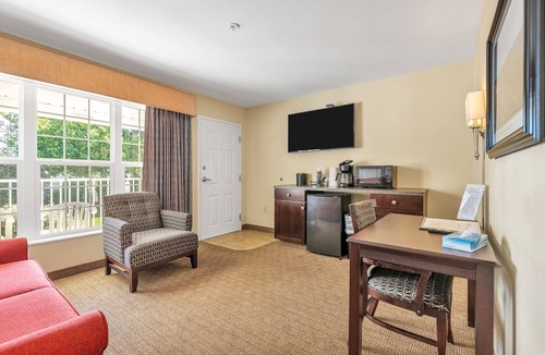 Kelleys Island Hotel | Glacier Suite at Kelley's Island Venture Resort