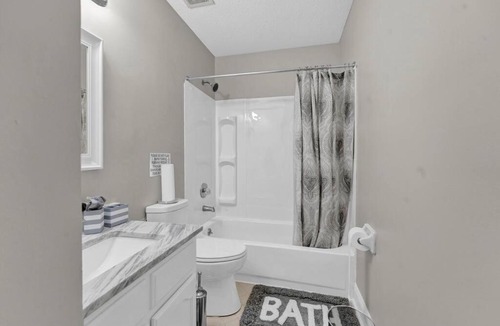 Ellendale House | Glamorous 3BR 2BA house w/large fenced backyard