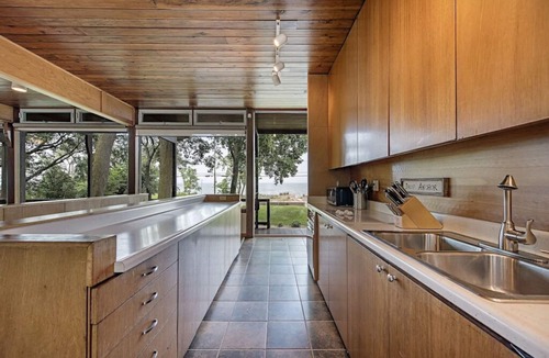 Sandusky House | GLASS HOUSE 5 BR Private Lake Erie Beach Great for Summer, Fall & Winter