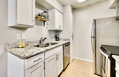 Old East Dallas Apartment | Global Cup Insta-Worthy Flat Arboretum Tickets Included
