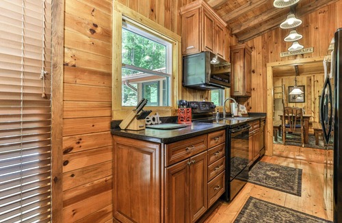 Walnut Mountain Cabin | Go With The Flow-Creek front, only 10 mins to downtown Ellijay/Minimum Age Requ