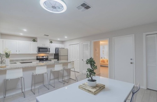 Palm Valley House | Golf Country Club Townhouse 3 bed 2.5 Bath Modern Residence 2 car garage & Patio