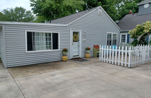 Madison-on-the-Lake Cottage | Golf & Wine Lovers Lake Erie Cottage escape. Views of Lake Erie & beach access.